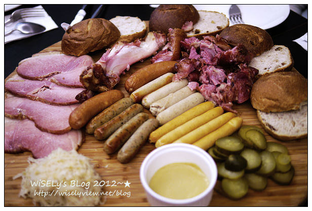 【食記】新北市．新店區：抱飲抱食 PALN PAIS(適合大家庭聚餐場所)~六大四小10個人，一起飽嚐德式和豬排拼盤還吃不完 XD (圖多分頁)