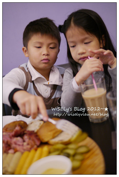 【食記】新北市．新店區：抱飲抱食 PALN PAIS(適合大家庭聚餐場所)~六大四小10個人，一起飽嚐德式和豬排拼盤還吃不完 XD (圖多分頁)