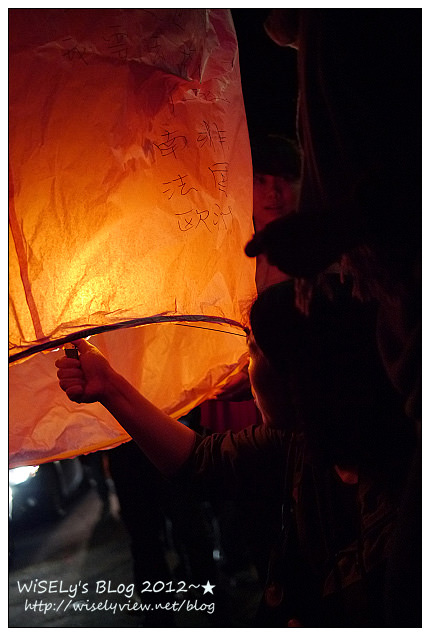 【遊玩】Panasonic Lumix GX1：2012新北市平溪天燈節記實-交通活動資訊、平溪國中現場實況，以及天燈拍攝心得及影片分享～看完這篇讓你幸福一整年 (圖多分頁)