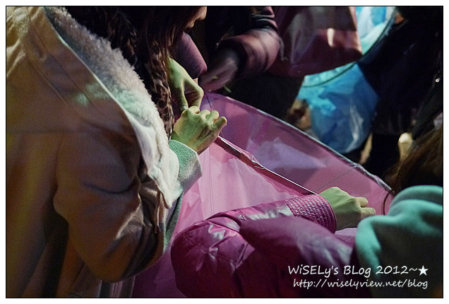 【遊玩】Panasonic Lumix GX1：2012新北市平溪天燈節記實-交通活動資訊、平溪國中現場實況，以及天燈拍攝心得及影片分享～看完這篇讓你幸福一整年 (圖多分頁)