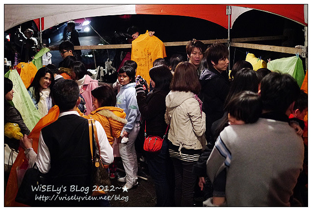 【遊玩】Panasonic Lumix GX1：2012新北市平溪天燈節記實-交通活動資訊、平溪國中現場實況，以及天燈拍攝心得及影片分享～看完這篇讓你幸福一整年 (圖多分頁)