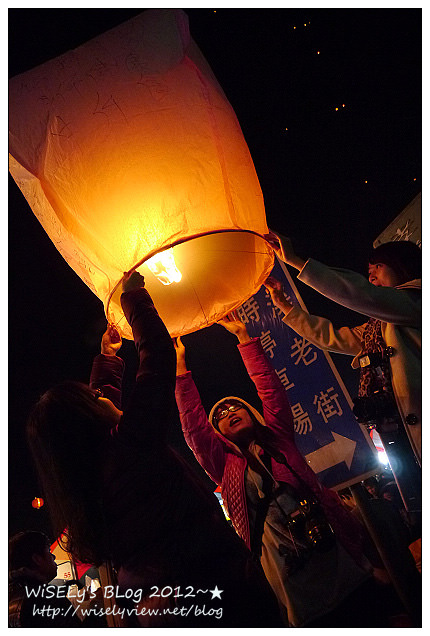 【遊玩】Panasonic Lumix GX1：2012新北市平溪天燈節記實-交通活動資訊、平溪國中現場實況，以及天燈拍攝心得及影片分享～看完這篇讓你幸福一整年 (圖多分頁)