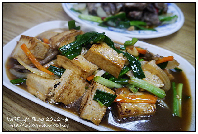 【食記】新北市．坪林區：坪林老街-心心西點麵包店(芋頭/奶酥土司)、全億茶行風味餐熱炒、重機聚集的香草庭園咖啡、遠眺山水的觀魚吊橋 (圖多分頁)