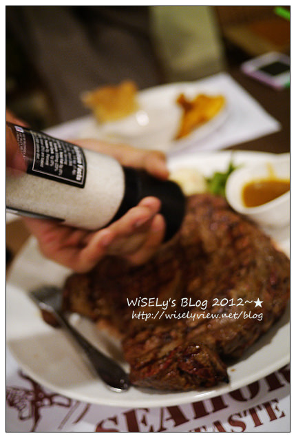 【食記】新北市．三芝區：海角99德州烤肉～完食48盎司(OZ)沙朗牛排，整個人撐到摸肚