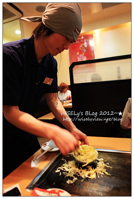 【旅行】2011日本．大阪：道頓堀必吃美食～鶴橋風月大阪燒、難波前日千的たこ燒道樂わなか章魚燒，以及味道很特別的蓬萊肉包 (適合預算有限的朋友吃)