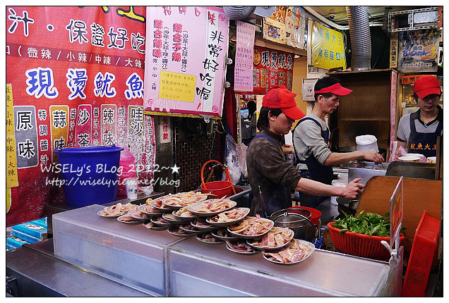 【食記】台北市．饒河街夜市：東發號蚵仔麵線、加賀魷魚大王、紫蘇梅口味大雞排、日式圓圓燒、阿花蚵仔煎&炸臭豆腐、日式珍珠紅豆餅 (推薦必嚐美食小吃)