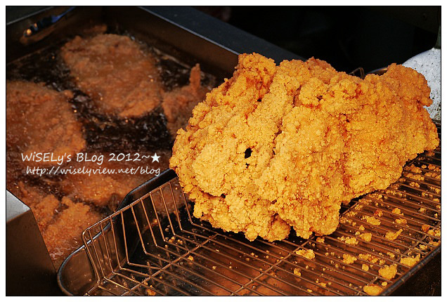 【食記】台北市．饒河街夜市：東發號蚵仔麵線、加賀魷魚大王、紫蘇梅口味大雞排、日式圓圓燒、阿花蚵仔煎&炸臭豆腐、日式珍珠紅豆餅 (推薦必嚐美食小吃)