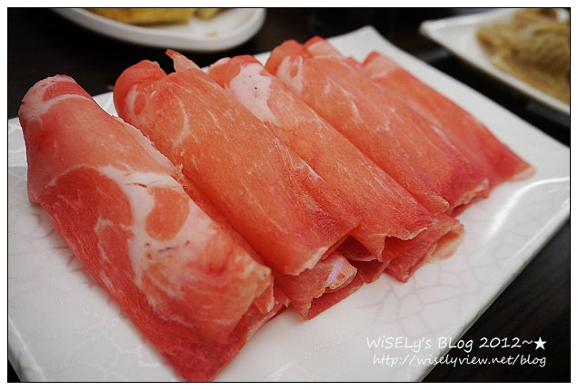 【食記】台北市．松山區：老王記麻辣火鍋：鍋底便宜單點制鴨血豆腐吃到飽，食材簡單但好吃