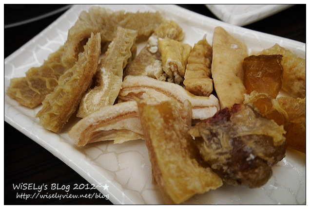 【食記】台北市．松山區：老王記麻辣火鍋：鍋底便宜單點制鴨血豆腐吃到飽，食材簡單但好吃