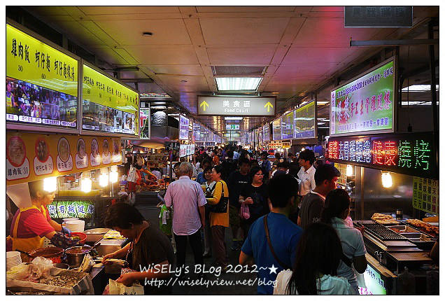 【食記】台北市．士林夜市(B1美食區小吃)：小莊官財板、台灣光頭佬起司豬排、曾記鐤邊趖、大頭龍蚵仔煎、忠誠號生炒花枝，一樓商店街及周邊隨拍