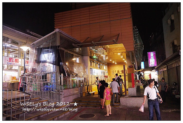 【食記】台北市．士林夜市(B1美食區小吃)：小莊官財板、台灣光頭佬起司豬排、曾記鐤邊趖、大頭龍蚵仔煎、忠誠號生炒花枝，一樓商店街及周邊隨拍