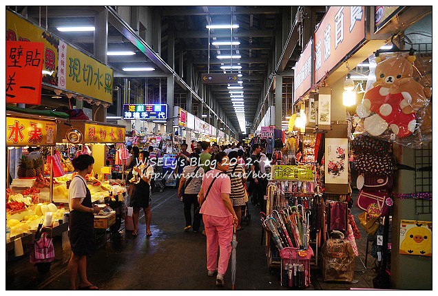 【食記】台北市．士林夜市(B1美食區小吃)：小莊官財板、台灣光頭佬起司豬排、曾記鐤邊趖、大頭龍蚵仔煎、忠誠號生炒花枝，一樓商店街及周邊隨拍