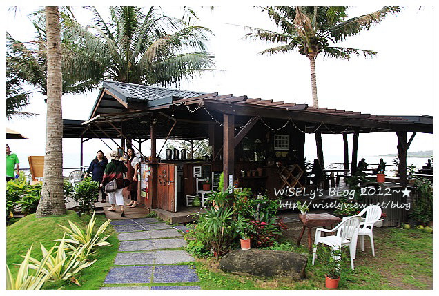 【遊玩】2012台東綠島遊：小魚兒的家&小魚兒廚房＠可餵魚的面海咖啡店，並且還有位可愛的小魚兒