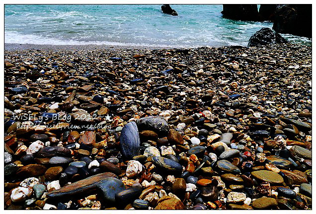 【遊玩】宜蘭縣．蘇澳鎮：(景點)曾經的賊仔澳垃圾場，現在的美麗玻璃海灘＠山路陡峭要注意安全