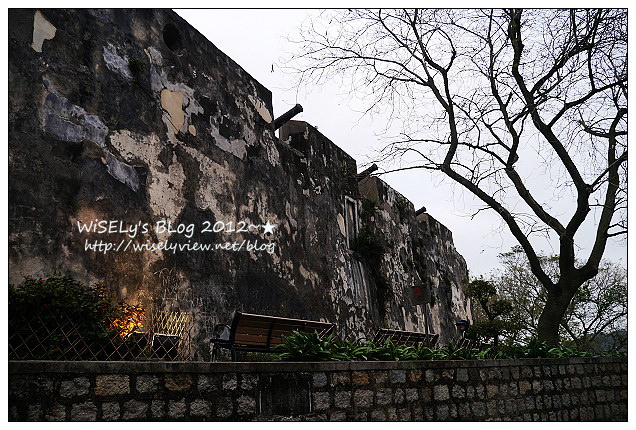 【旅行】2012中國．澳門：景點伴手禮推薦＠議事亭前地、星巴克、鉅記手信、哪咤古廟及大炮台