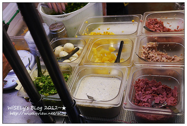 【美食】台北市．士林夜市：王子起司馬鈴薯、醬燒爆漿雞肉卷、忠誠號蚵仔煎、豪大塊牛排
