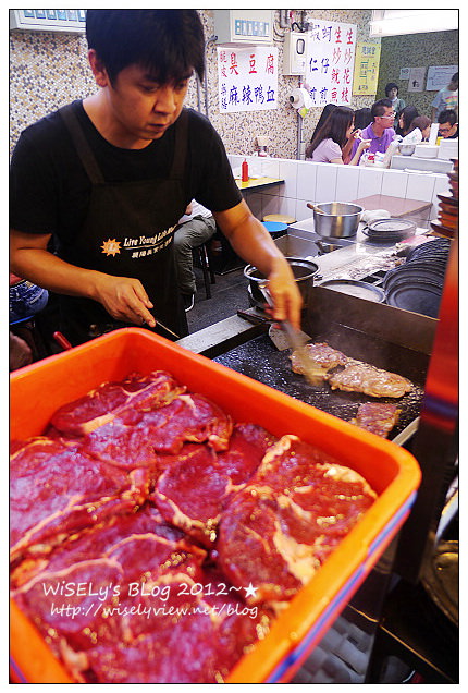 【美食】台北市．士林夜市：王子起司馬鈴薯、醬燒爆漿雞肉卷、忠誠號蚵仔煎、豪大塊牛排