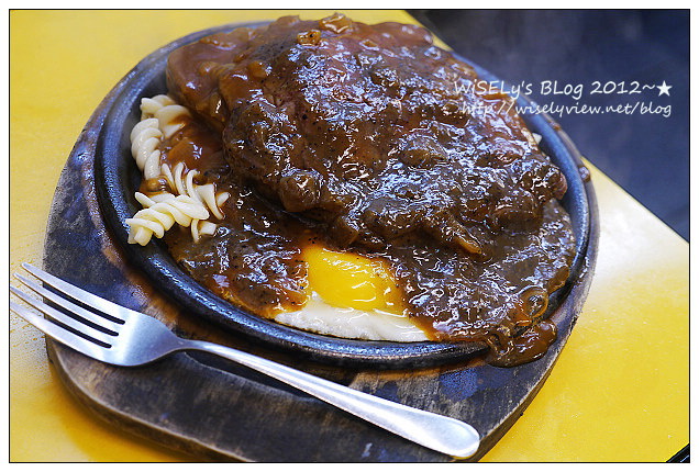 【美食】台北市．士林夜市：王子起司馬鈴薯、醬燒爆漿雞肉卷、忠誠號蚵仔煎、豪大塊牛排