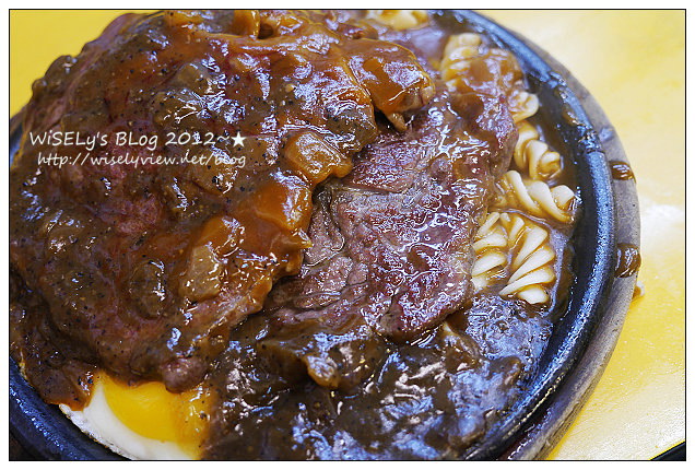【美食】台北市．士林夜市：王子起司馬鈴薯、醬燒爆漿雞肉卷、忠誠號蚵仔煎、豪大塊牛排