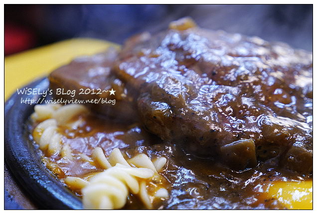 【美食】台北市．士林夜市：王子起司馬鈴薯、醬燒爆漿雞肉卷、忠誠號蚵仔煎、豪大塊牛排