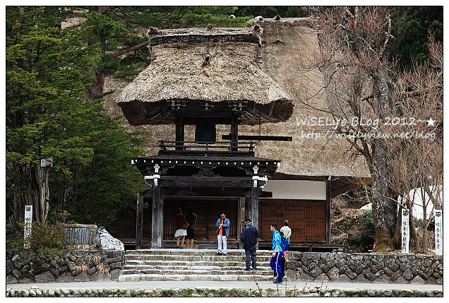 【旅行】2012日本．岐阜縣：白川鄉與五箇山的合掌造聚落巡禮4-3＠名產伴手禮購買，幽雅景緻的八幡宮參拜隨拍