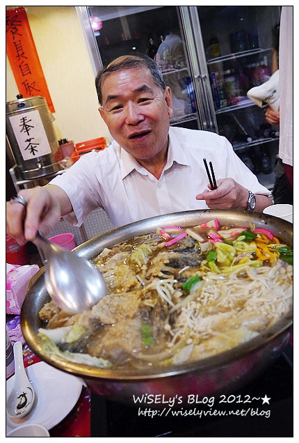 【美食】宜蘭縣．羅東鎮：傳家客家小館@鄰近羅東運動公園~臉盆級魚頭火鍋，吃飯要用撈的