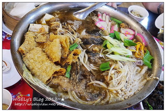 【美食】宜蘭縣．羅東鎮：傳家客家小館@鄰近羅東運動公園~臉盆級魚頭火鍋，吃飯要用撈的