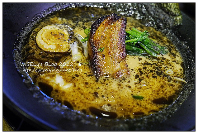 【食記】台北市.大安區:麵家三士(忠孝店)@濃厚鹿兒島風格,大骨湯頭配炙烤叉燒拉麵好好味 【食記】台北市.大安區:麵家三士(忠孝店)@濃厚鹿兒島風格,大骨湯頭配炙烤叉燒拉麵好好味