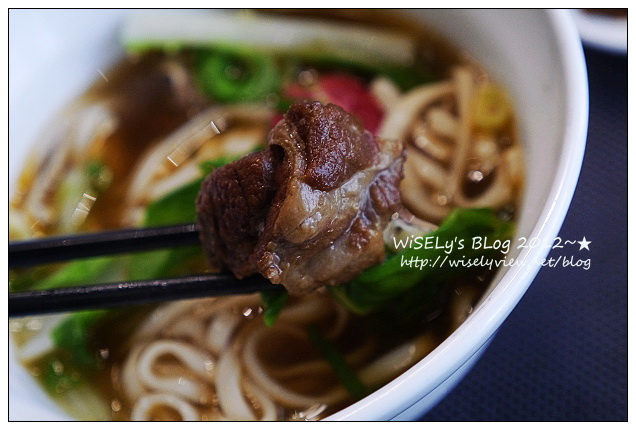 【食記】台北市．內湖區：美福食集試菜＠熟成21牛肉麵、一樓特價超市及美國乾式熟成股神牛排