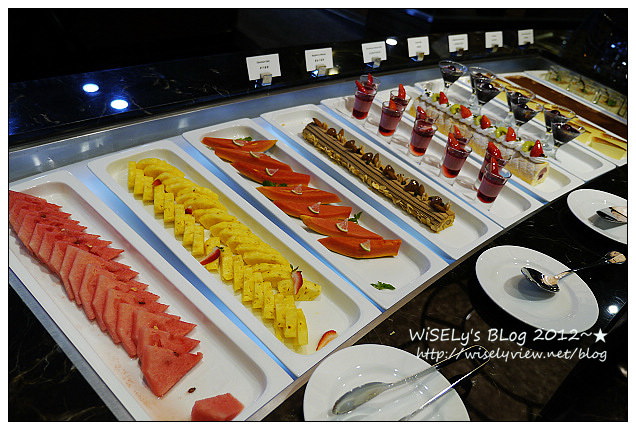 【食記】台北市．內湖區：美福食集試菜＠熟成21牛肉麵、一樓特價超市及美國乾式熟成股神牛排