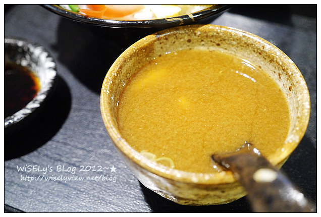 【食記】台北市．萬華區：海人刺身丼飯專賣＠位於西門町電影街上，平價丼飯和定食主菜優