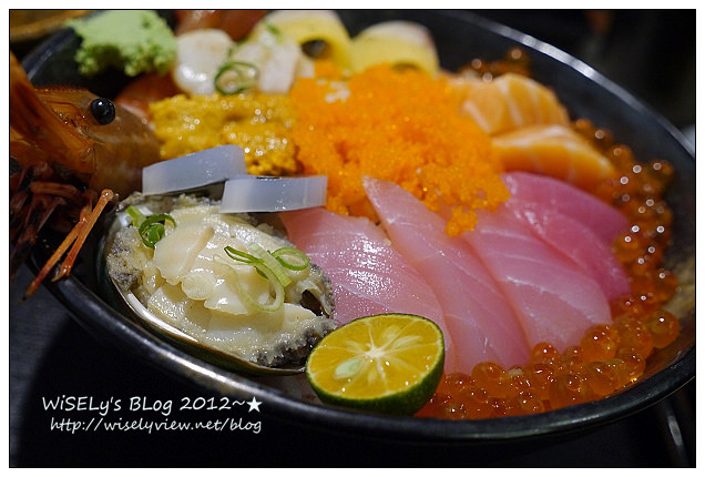 【食記】台北市．萬華區：海人刺身丼飯專賣＠位於西門町電影街上，平價丼飯和定食主菜優