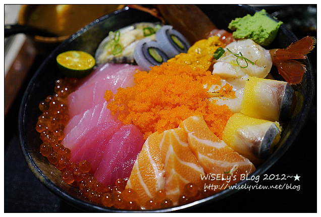 【食記】台北市．萬華區：海人刺身丼飯專賣＠位於西門町電影街上，平價丼飯和定食主菜優