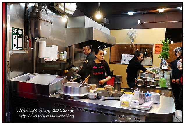 臨江街夜市︱金佳阿圖麻油雞、士林十全排骨＆石家割包