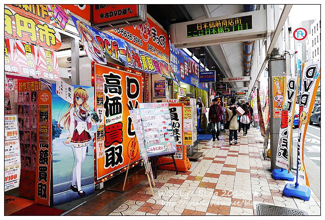 【旅行】2012日本．大阪：關西超級大減價(MEGA SALE)＠日本橋電器街隨拍、女僕咖啡餅體驗&LoveCom Teather偶像表演