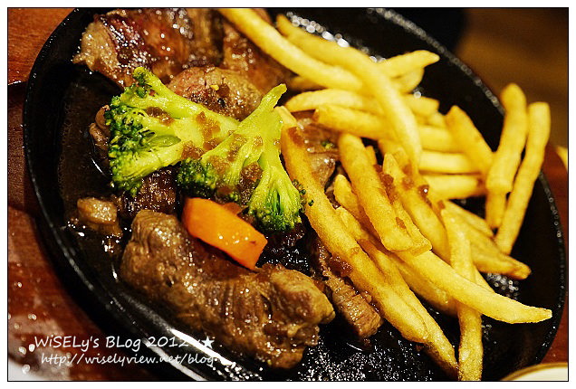 【旅行】2012日本．大阪：關西超級大減價(MEGA SALE)＠日本橋電器街隨拍、女僕咖啡餅體驗&LoveCom Teather偶像表演