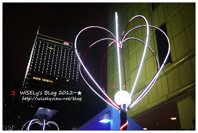 【攝影】台北信義。捷運市政府站：LUMIX GF1＠2012臺北聖誕城 & 周邊光雕大樓隨拍