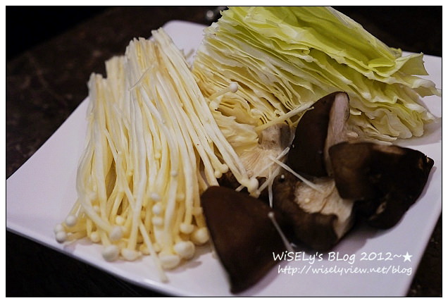 【食記】台北市.信義區:鮮 高級蒙古養生鍋(吃到飽)@優在鍋底湯頭但食材服務待改進 【食記】台北市.信義區:鮮 高級蒙古養生鍋(吃到飽)@優在鍋底湯頭但食材服務待改進