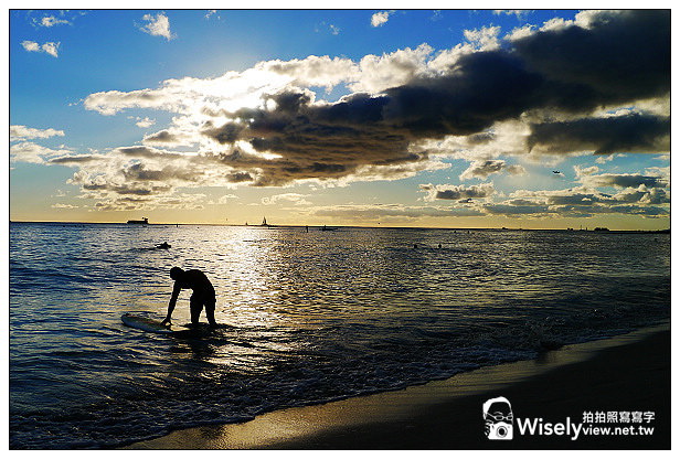 【旅行】2013美國。夏威夷：檀香山(歐胡島)特色景點＠威基基海灘(Waikiki Beach)～沙灘夕陽、衝浪比基尼
