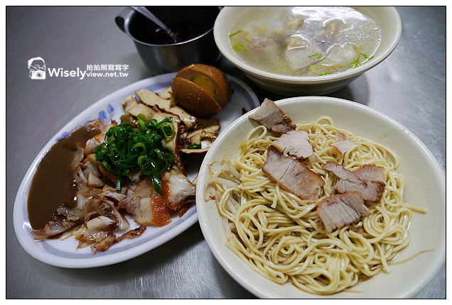 【美食】高雄市。鳳山區：倆伯羊肉、李記小籠包、香香香臭豆腐、50年老店筒仔米糕、30年老店無名麵攤，大東藝術文化中心夜拍&多那之咖啡