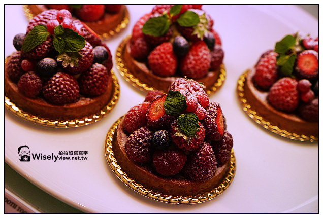 【旅行】2012日本神戶。三宮市：IKUTA ROAD美食＠嗚門鯛燒本鋪、金のとりから炸雞唐揚、すき家丼飯、チャオチャオ餃子、PATISSERIE TOOTH TOOTH甜點蛋糕，以及モーリヤ神戶牛鐵板燒