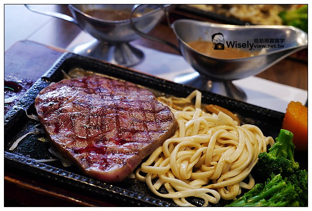 【食記】台北市。大安區：臨江街夜市＠通化街廖家涼麵、水泥房子牛排~平價用餐選擇