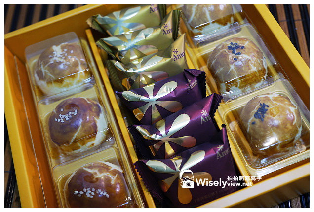 【食記】糕點。Amo阿默(典藏蛋糕)：2013中秋月餅禮盒＠小團圓禮盒～蛋黃酥&鳳梨酥