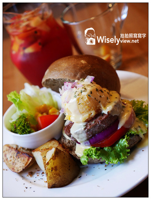 【歇業】台北信義。捷運市政府站：POND BURGER CAF&Eacute;＠漢堡味道較簡單走清淡風，近世貿天橋下 @WISELY's 拍拍照寫寫字