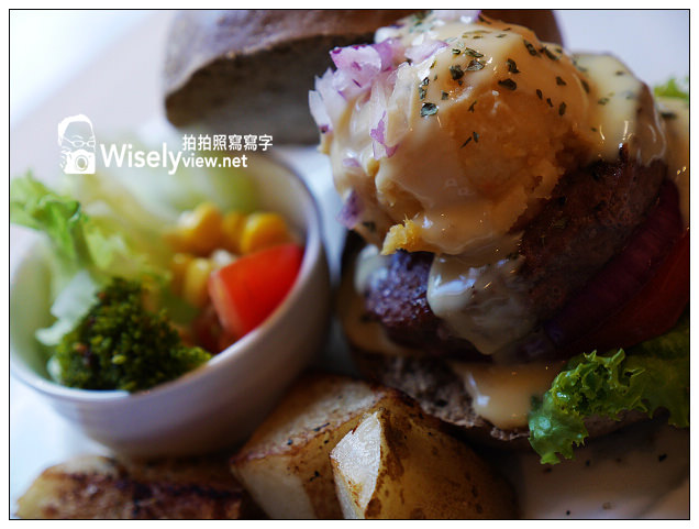 【歇業】台北信義。捷運市政府站：POND BURGER CAFÉ＠漢堡味道較簡單走清淡風，近世貿天橋下