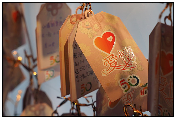 【隨拍】台北信義。捷運市政府站：2013台北國際聖誕城 & Krispy Kreme Doughnuts甜甜圈(台北店)