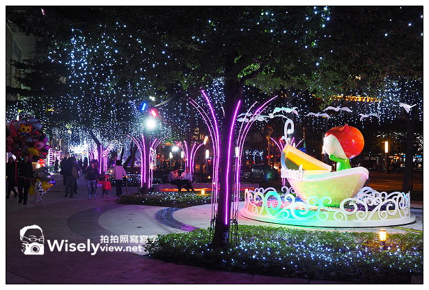 【隨拍】台北信義。捷運市政府站：2013台北國際聖誕城 & Krispy Kreme Doughnuts甜甜圈(台北店)