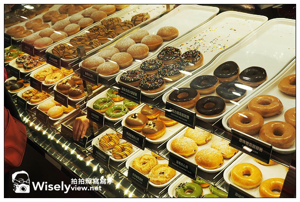 【隨拍】台北信義。捷運市政府站：2013台北國際聖誕城 & Krispy Kreme Doughnuts甜甜圈(台北店)