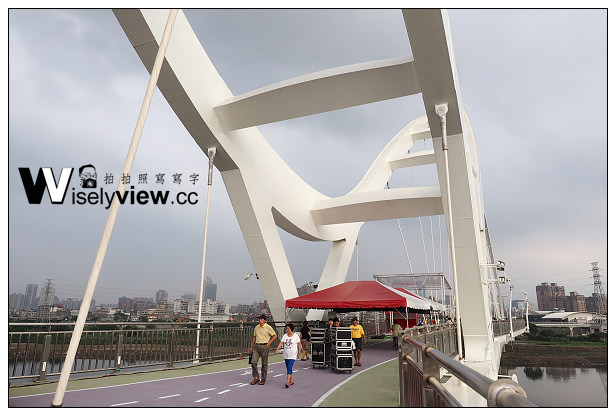 【遊記】新北市。浮洲新海景觀橋：新月橋＠串連新莊廟街與板橋四三五藝文特區的光雕橋