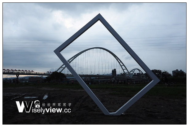【遊記】新北市。浮洲新海景觀橋：新月橋＠串連新莊廟街與板橋四三五藝文特區的光雕橋
